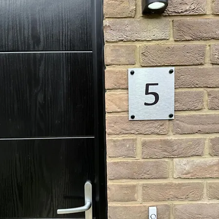 Lägenhet Brand New Flat 5 With Free Parking And Fast Wifi